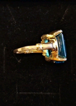Vintage VENDOME Teal Stone Gold Tone Cocktail Ring Square Shank Adjusts Size 1-5
