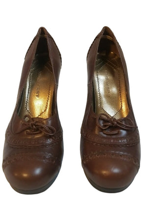 Nine West Brown Leather Heeled Pumps With Decorative Stitching & Lace Detail Size 7.5