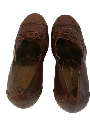 Nine West Brown Leather Heeled Pumps With Decorative Stitching & Lace Detail Size 7.5